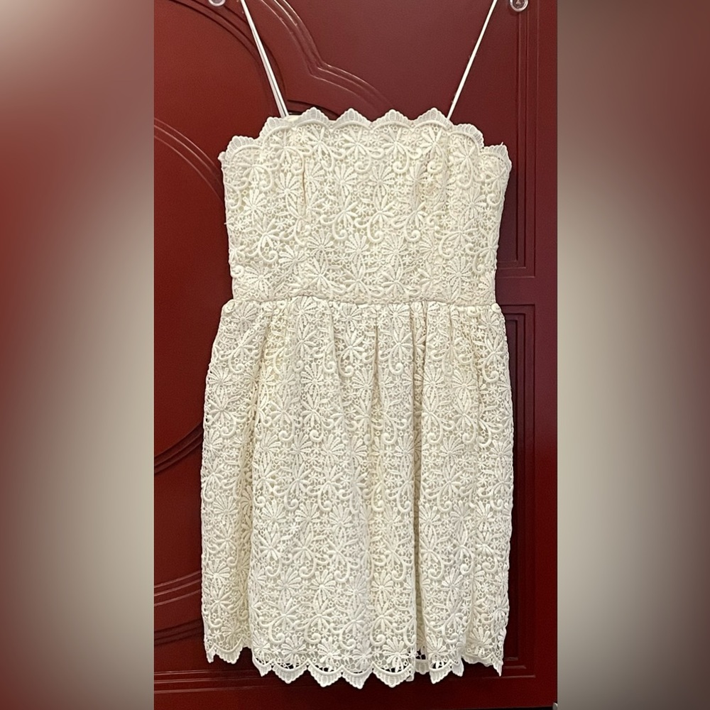 JILL STUART Size 8 strapless ivory lace dress - NEVER WORN. Classic elegance.